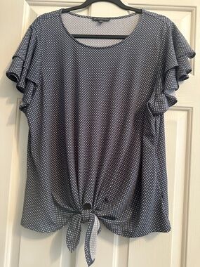 Adrianna Papell Gray & White Polka Dot Tie-Front Flutter Sleeve Top